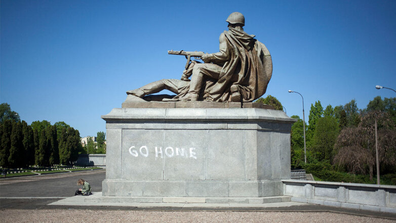 МИД РФ возмущен отношением ряда стран к советским памятникам