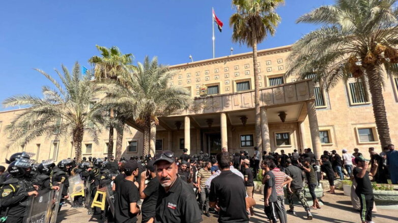 Reuters: протестующие ворвались в посольство Швеции в Багдаде и подожгли его