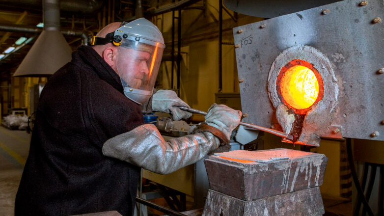 На заводе "Уралэлектромедь" смонтировали новую индукционную печь