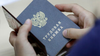 Безработица в РФ третий месяц подряд остается на рекордно низком уровне