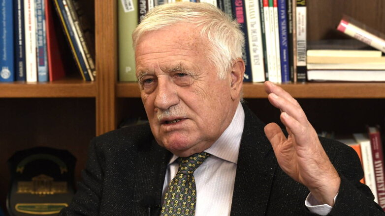 Экс-президент Чехии Клаус считает, что поставки оружия Украине не ведут к урегулированию