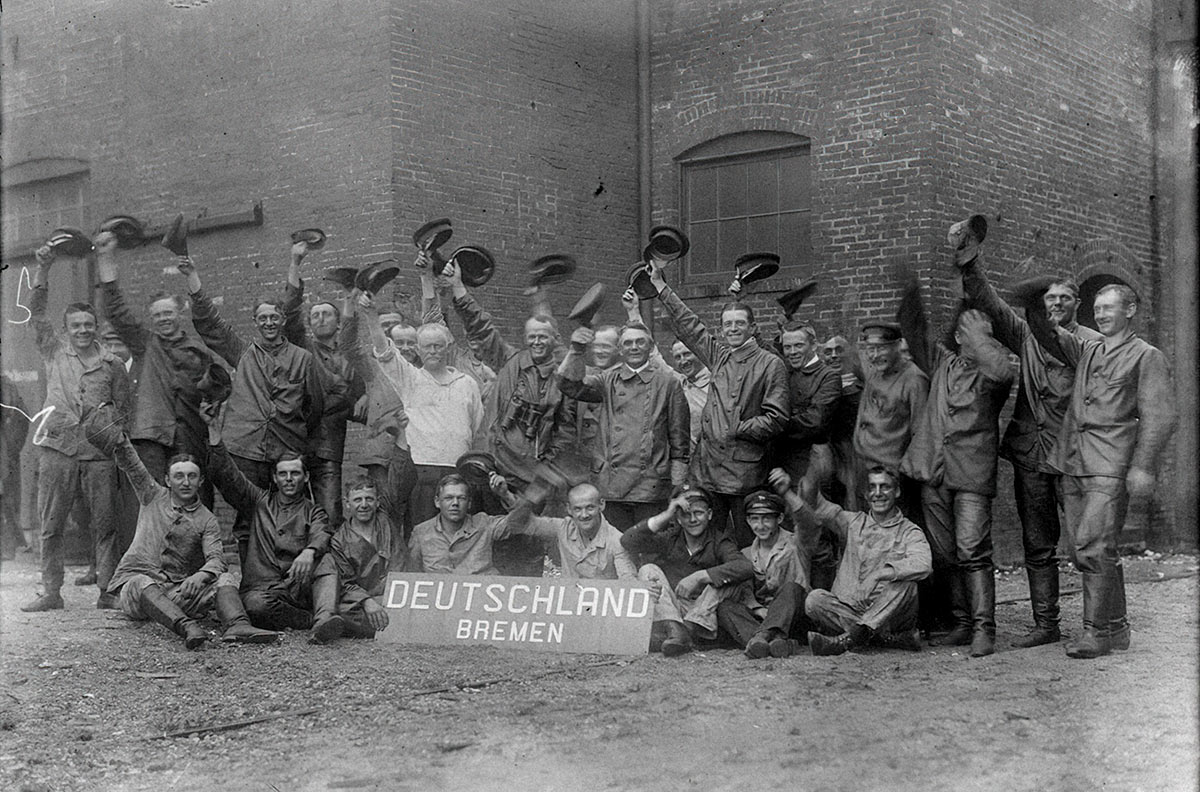 Экипаж немецкой подводной лодки "Дойчланд"