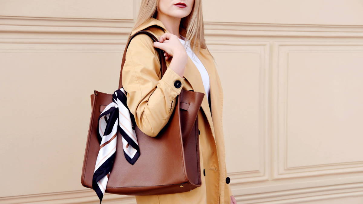 девушка с сумкой