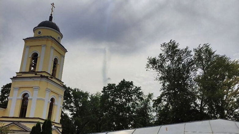 Москвичи могли наблюдать редкий смерч в виде "морковки"