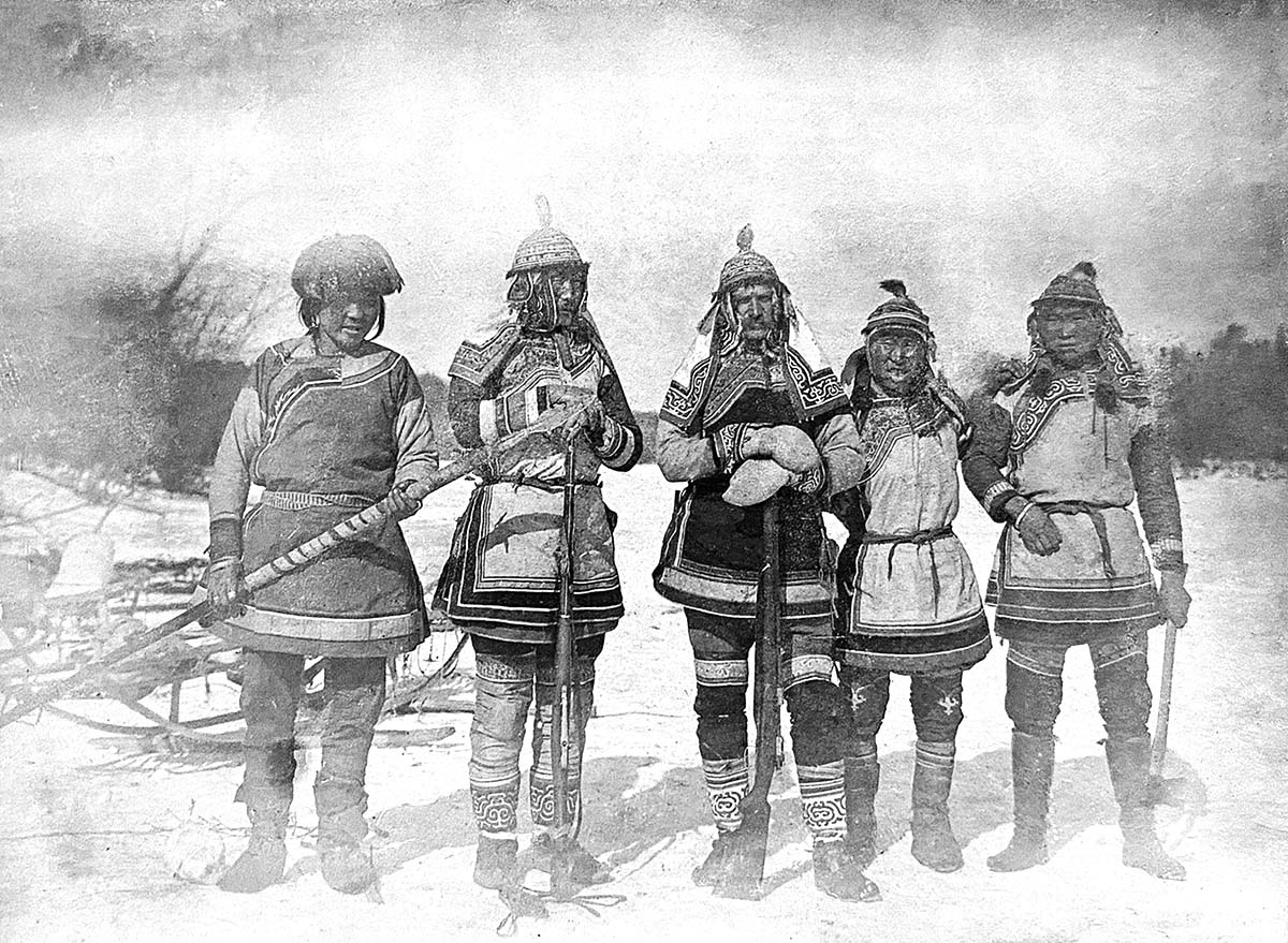 В.К.Арсеньев в удэгейском костюме (в центре) и удэгейцы с реки Анюй