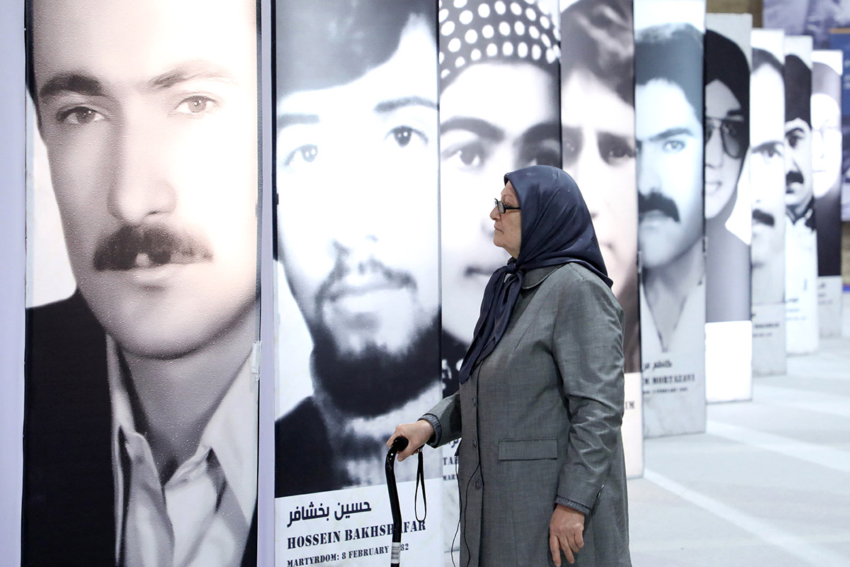 На выставке, посвященной истории Народной организации моджахедов Ирана в их лагере в Манзе .