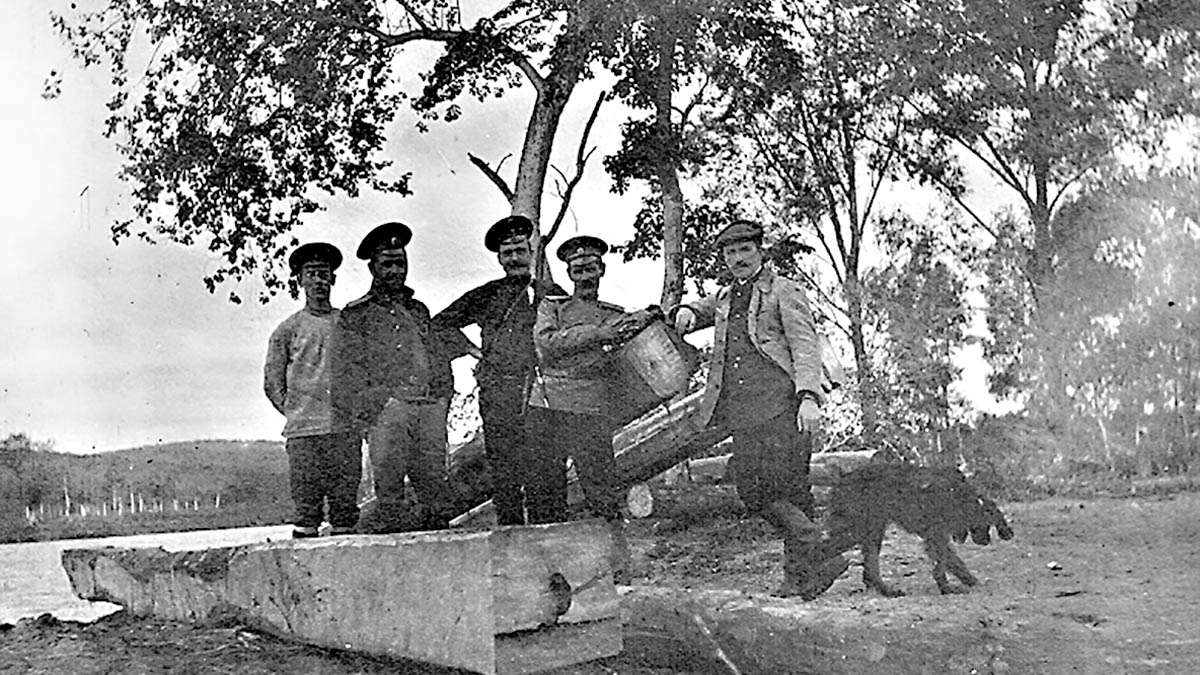 В. К. Арсеньев (второй справа) с участниками первой секретной экспедиции, 1911 г.