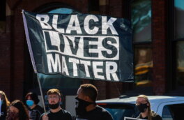 Главу фонда Black Lives Matter обвинили в многомиллионной растрате