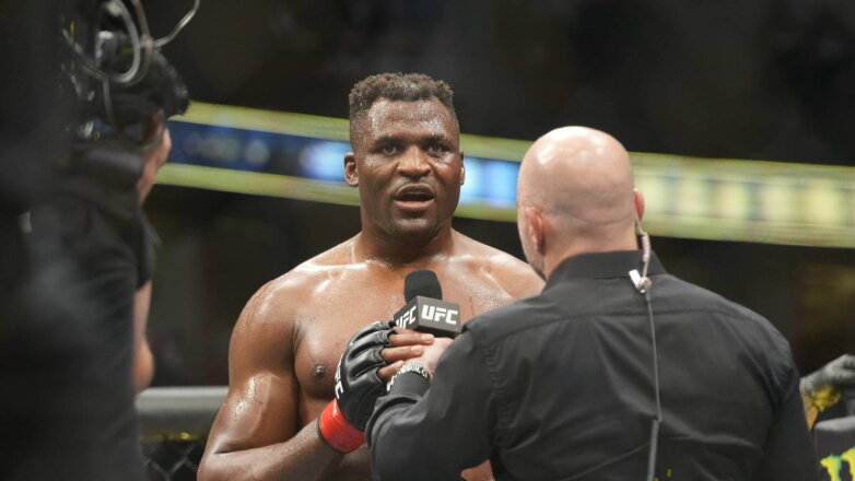 Чемпион UFC в тяжелом весе не смог назвать дату своего возвращения