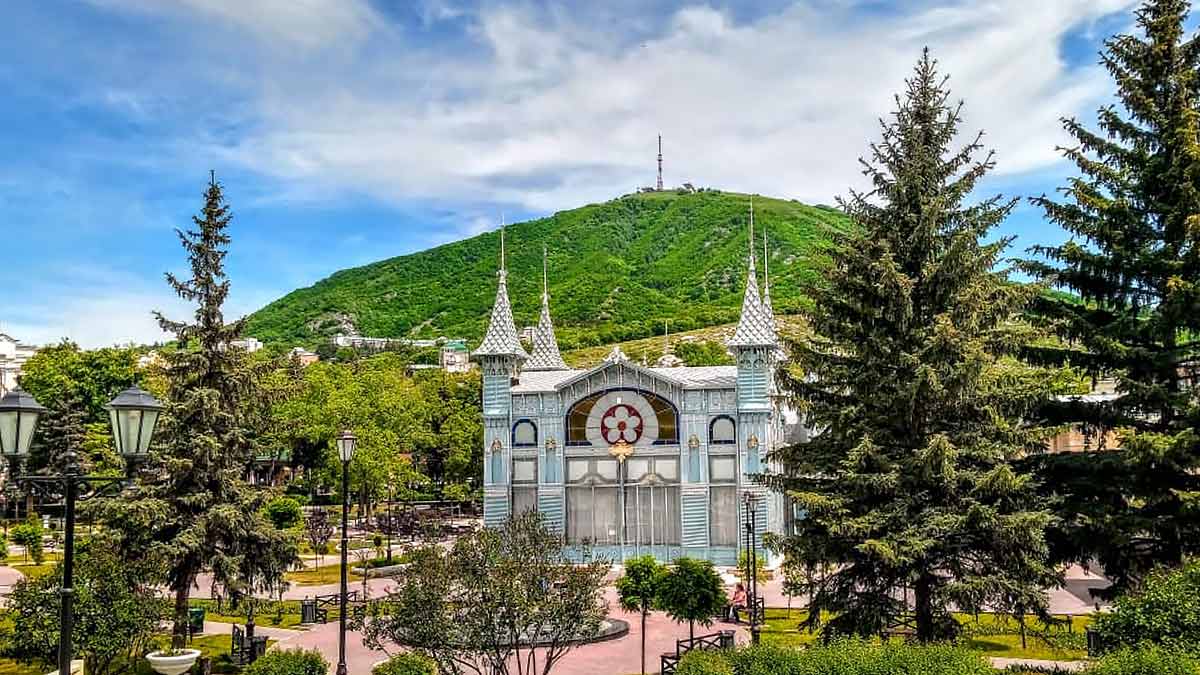 Куда в России стоит отправиться в октябре