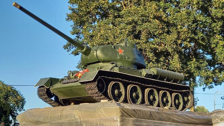 В Ивангороде открыт памятник Т-34 в ответ на демонтаж такого же мемориала в Эстонии