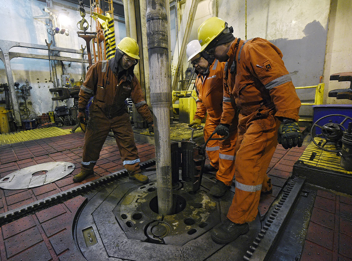 Сотрудники на морской нефтедобывающей платформе "Моликпак"