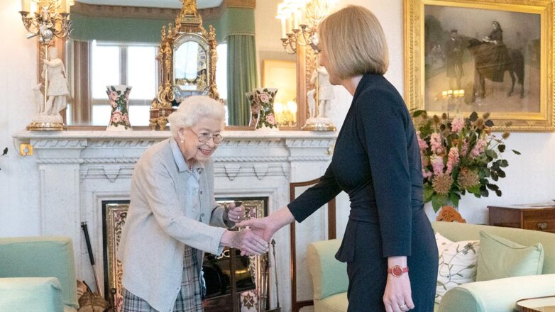 В интернете удивились, что Елизавета II не расстается с сумочкой даже дома