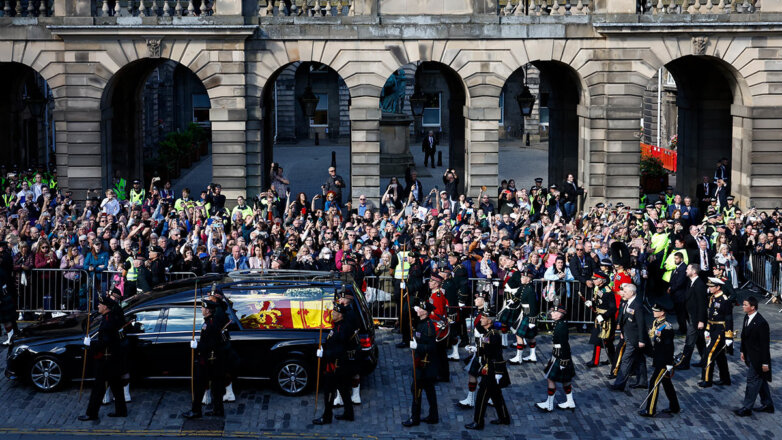 Independent: британцы заранее выстраиваются в очередь, чтобы проститься с Елизаветой II