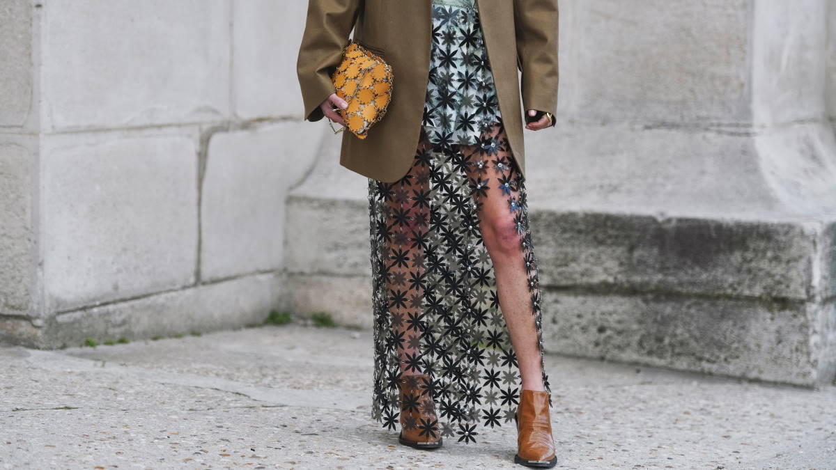 девушка в юбке