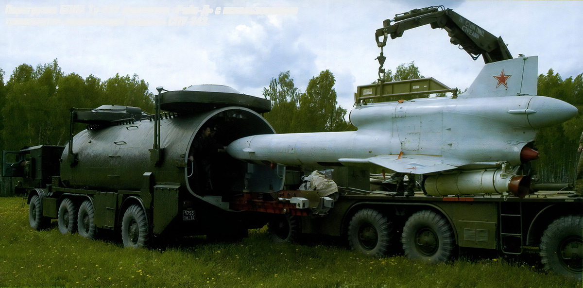 Погрузка разведчика Ту-143 на транспортно-пусковую установку