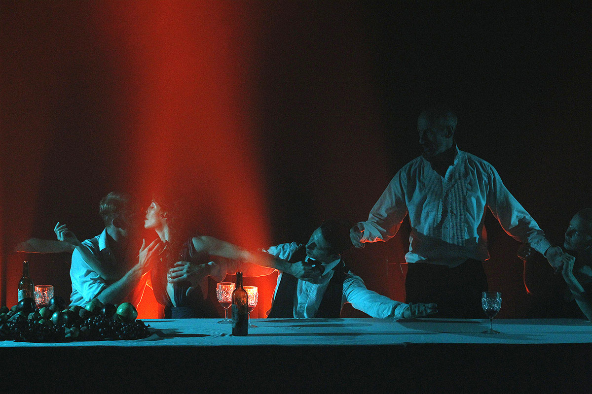 Сцена банкета в постановке Sleep No More