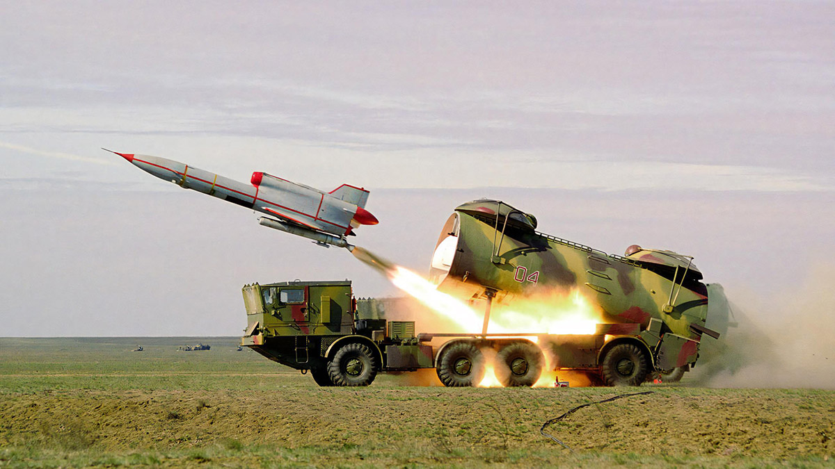 Запуск беспилотного летательного аппарата-мишени ТУ-141 "Стриж"