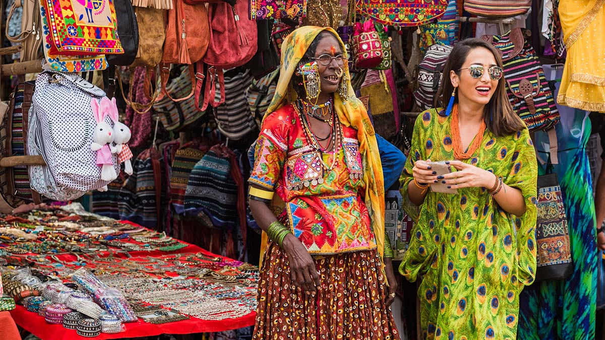 Уличные торговцы продают изделия ручной работы туристам на пляже Анджуна, Гоа