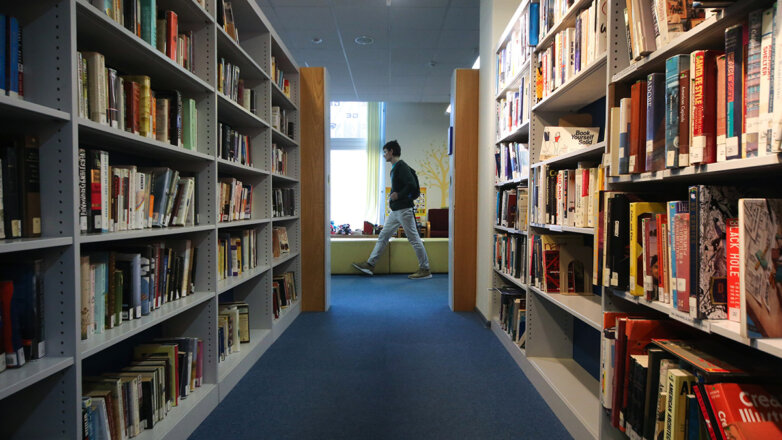 Песков: общей тенденции исчезновения с полок книг ряда писателей в России нет