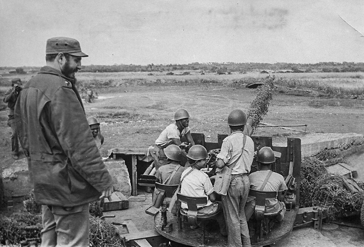 Фидель Кастро осматривает артиллерийскую часть во время Кубинского кризиса