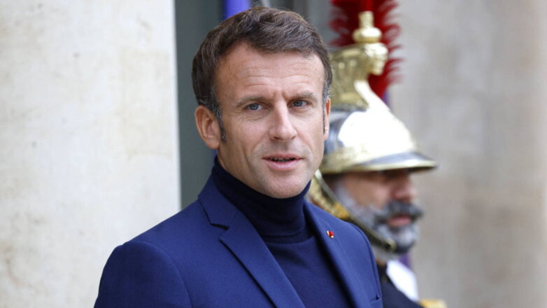 РИА Новости: Макрон впервые надел водолазку ради экономии электроэнергии