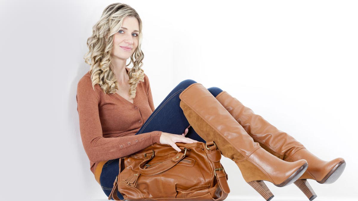 С чем осенью-2022 носить высокие сапоги