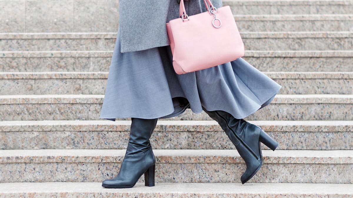 С чем осенью-2022 носить высокие сапоги