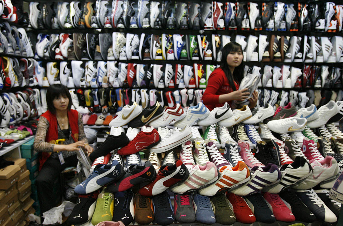 Поддельная обувь иностранных брендов в Торговом центре Пекина