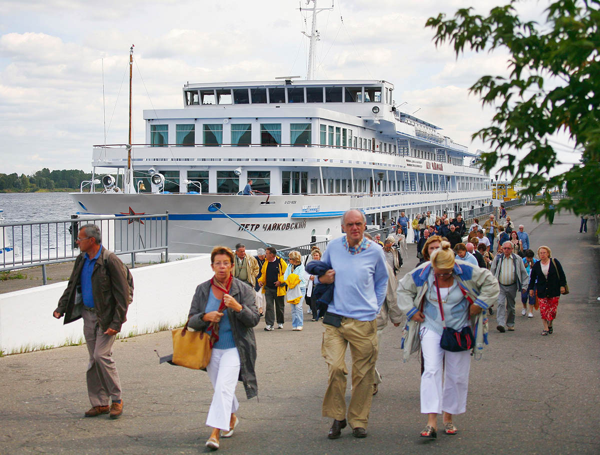 Туристы на городской набережной