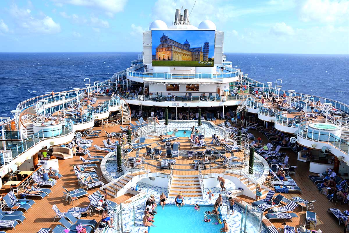 Вид на бассейн круизного лайнера