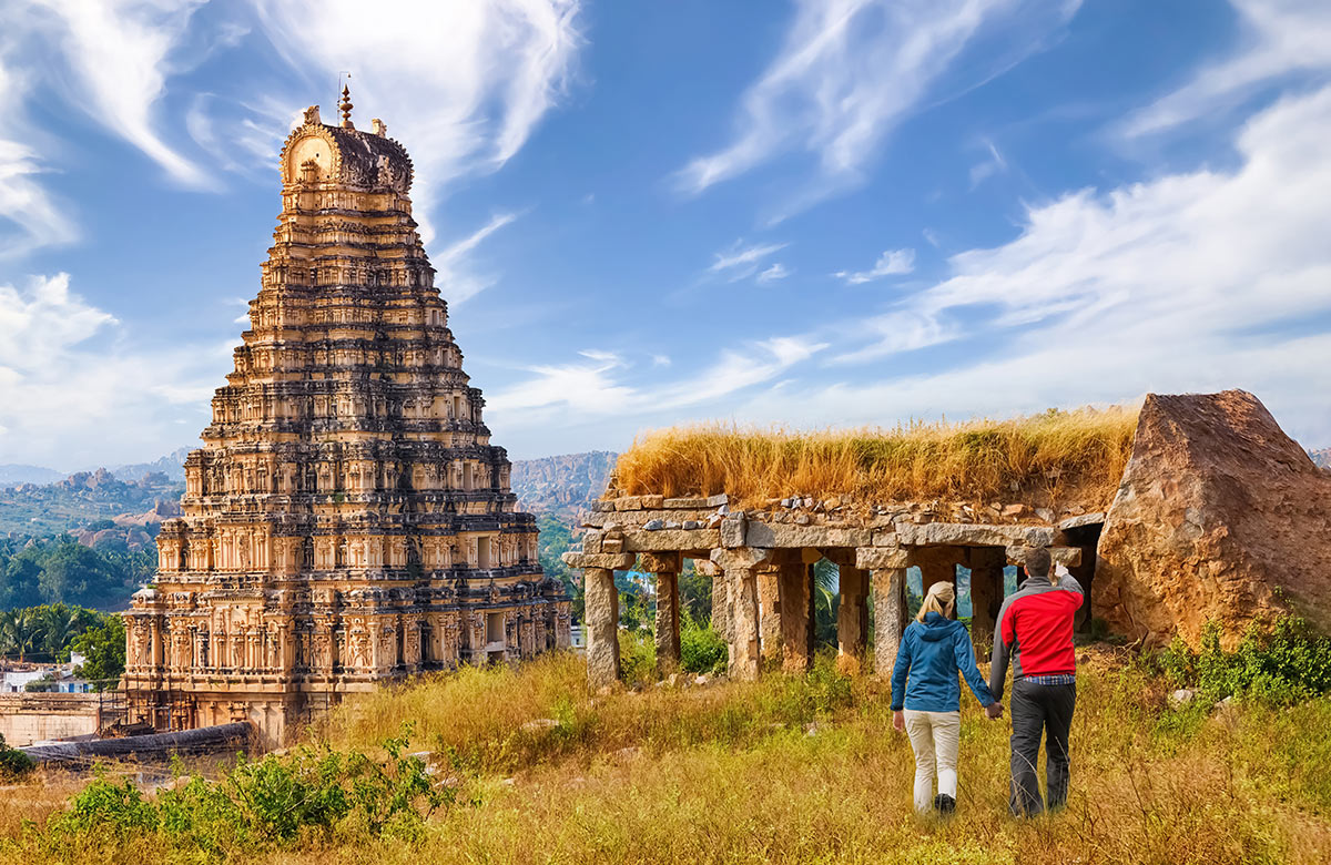 Туристы у храма Вирупакши в Хампи