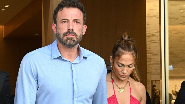 "Вытирала слезы": Аффлек и Лопес впервые замечены вместе после подачи заявления о разводе