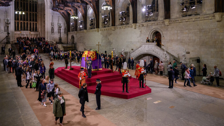 Spectator: каменный пол в Вестминстер-холле повредили во время прощания с Елизаветой II