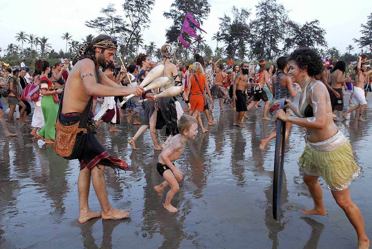 Хиппи на пляже на Гоа