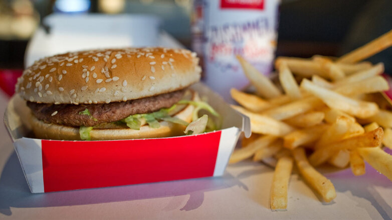 Депутат ГД призвал запретить рекламу фастфуда и газировки в СМИ