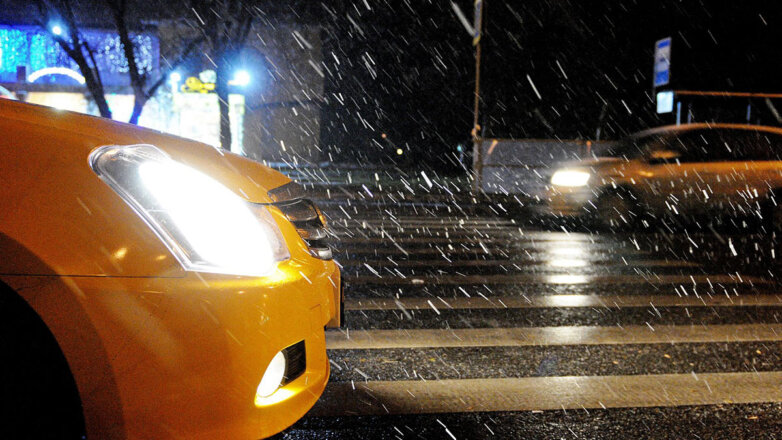 ФАС не увидела нарушений в подорожании такси ночью и в непогоду