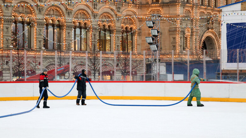 ГУМ-каток начали монтировать на Красной площади в Москве