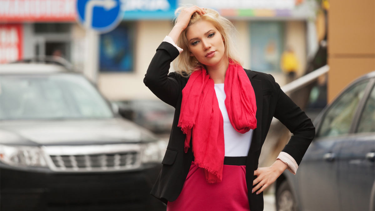 Женщина в черном пиджаке