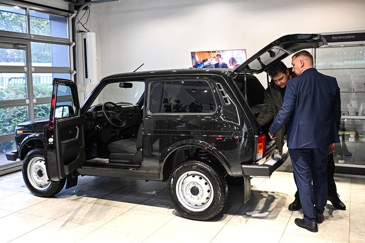 Продажа автомобилей Lada в дилерском центре в Москве