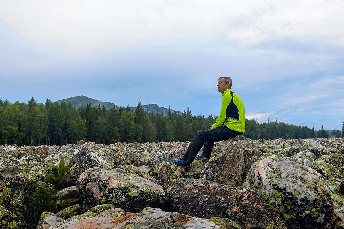 Турист на каменной реке в национальном парке "Таганай"