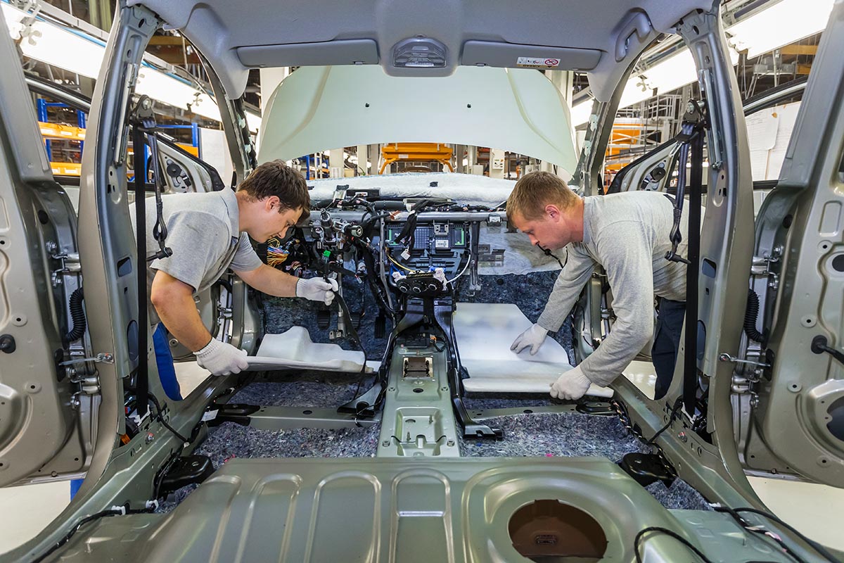 Линия сборки автомобилей LADA на автомобильном заводе АВТОВАЗ