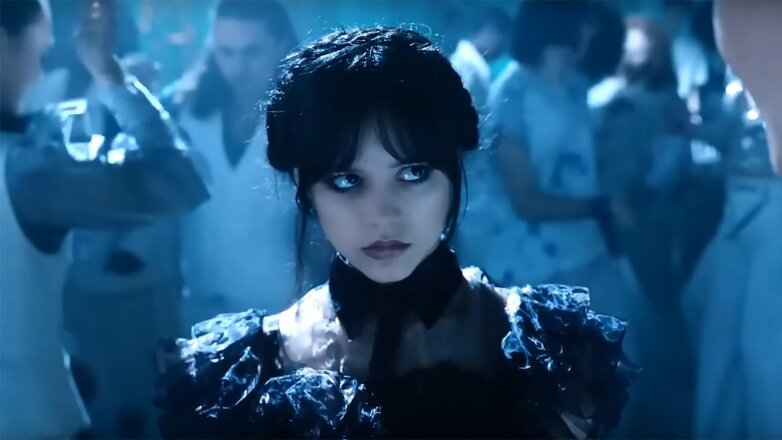 Прическа для новогодней вечеринки: как заплести косу-ободок в стиле Уэнздэй Аддамс