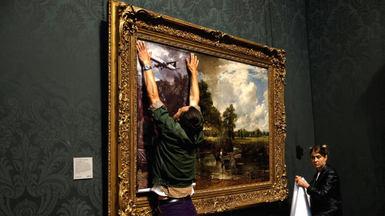 СМИ: суд в Лондоне оштрафовал 2 экоактивистов за порчу картины в Национальной галерее