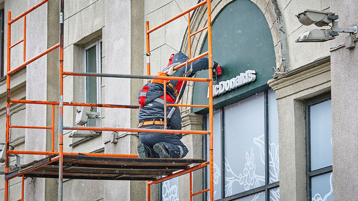 Демонтаж вывески McDonalds