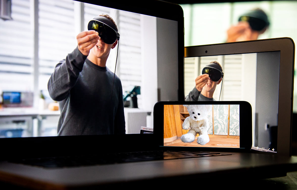 Марк Цукерберг демонстрирует гарнитуру смешанной реальности Quest Pro