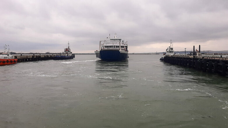 Работу Керченской паромной переправы временно приостановили