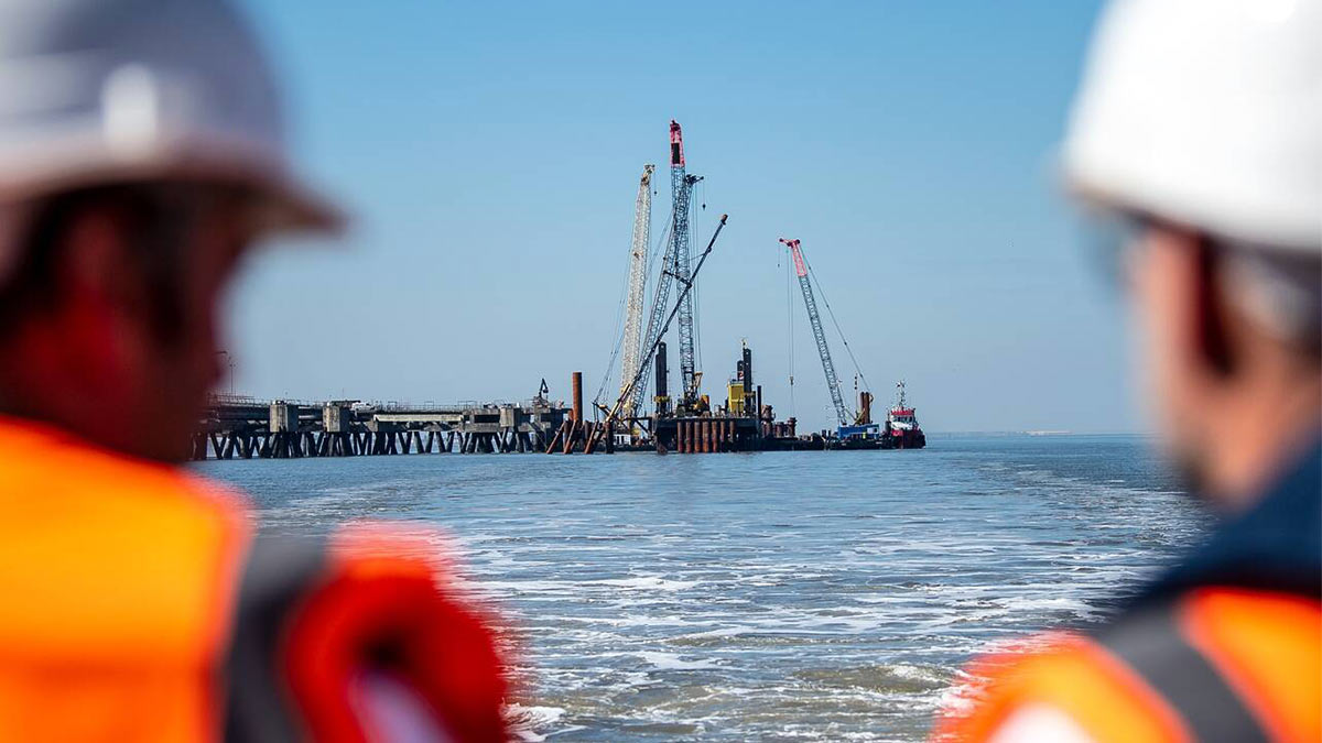 Первый плавучий СПГ-терминал в ФРГ