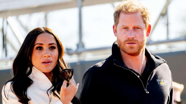 The Mirror: принц Гарри и Меган Маркл ждут извинений от королевской семьи