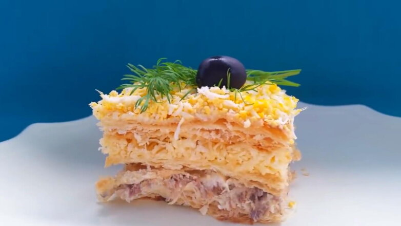 Праздничная кухня: рыбный торт "Наполеон" с консервами на Новый год – 2023